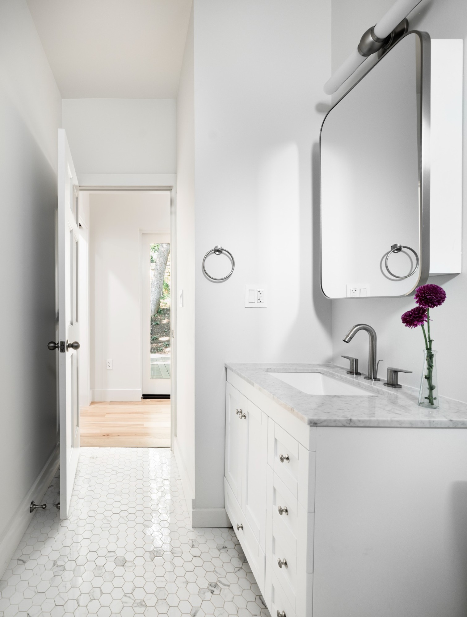 bathroom-with-dark-tile-walls-and-luxury-finishes-in-austin-texas-by-redoven-builds