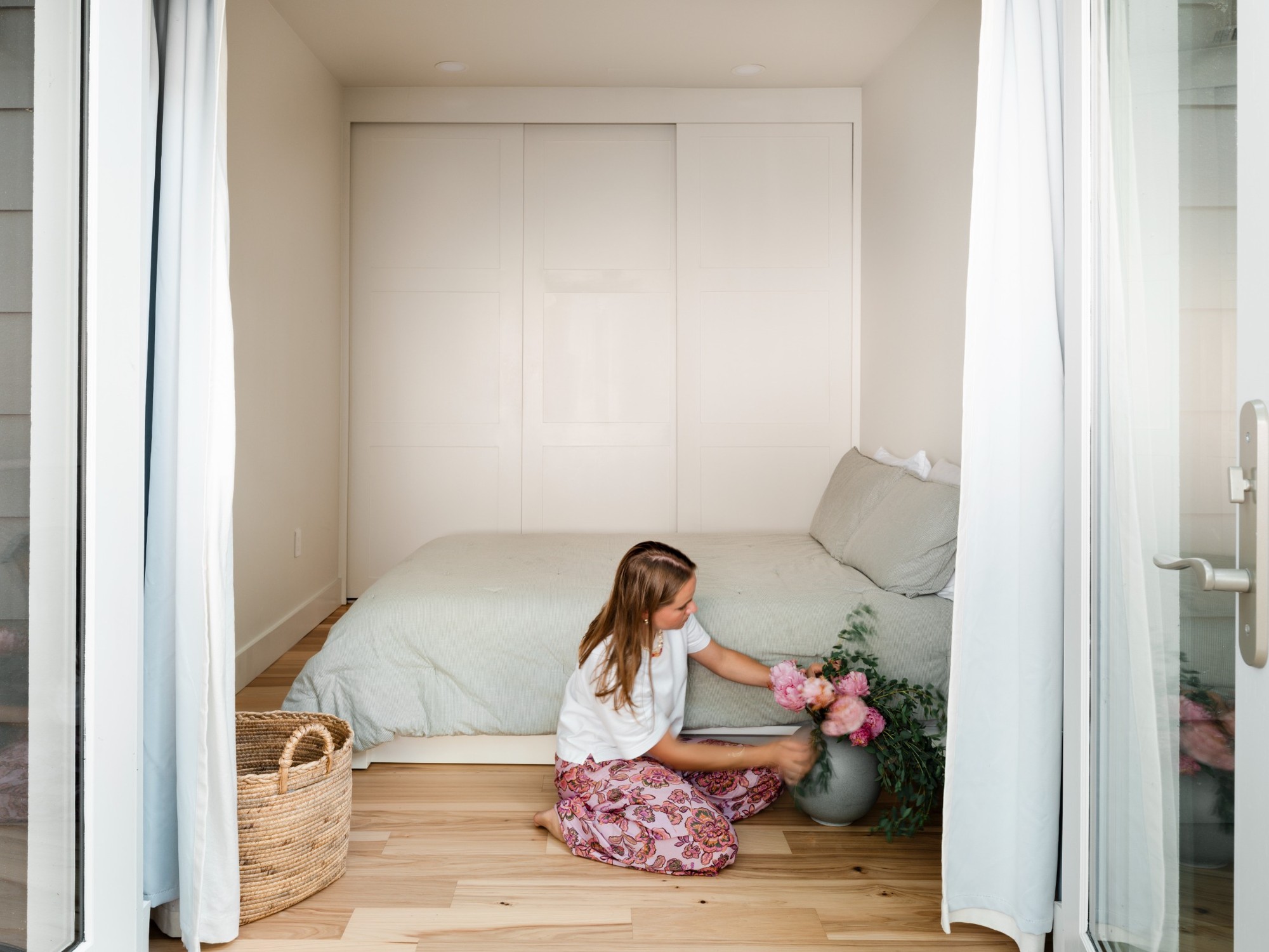 bedroom-with-minimalist-design-and-natural-light-in-austin-texas-by-redoven-builds