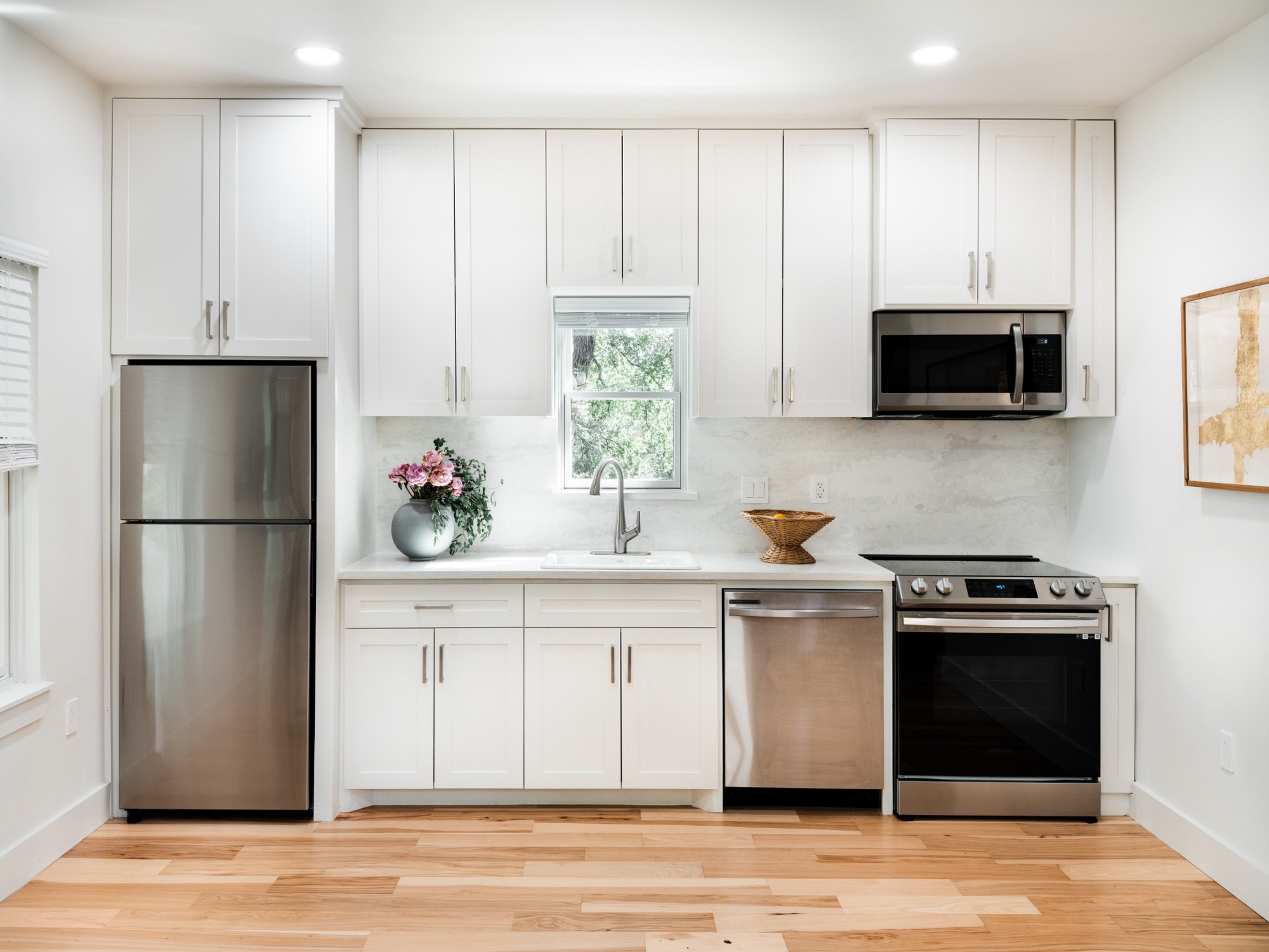 modern-bathroom-with-black-marble-tile-and-brass-fixtures-in-austin-texas-by-redoven-builds