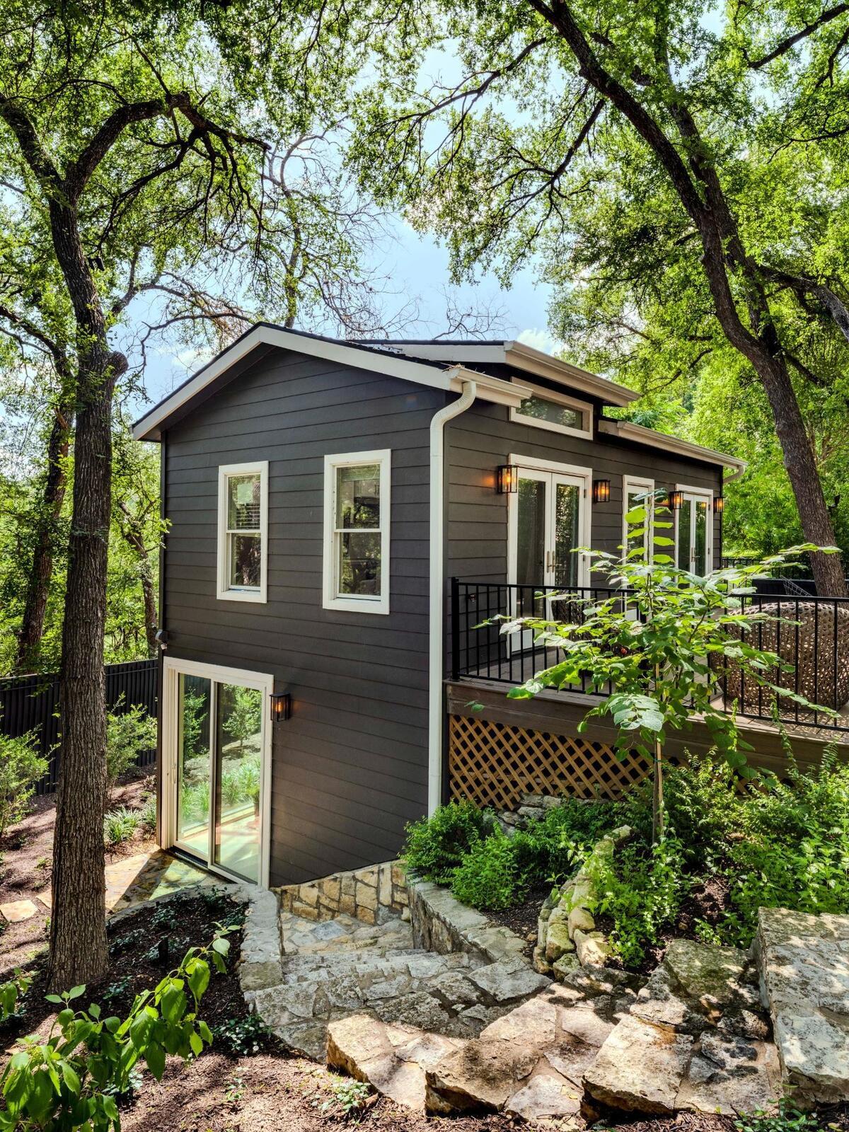 modern-home-exterior-with-dark-siding-and-wood-accents-in-austin-texas-by-redoven-builds