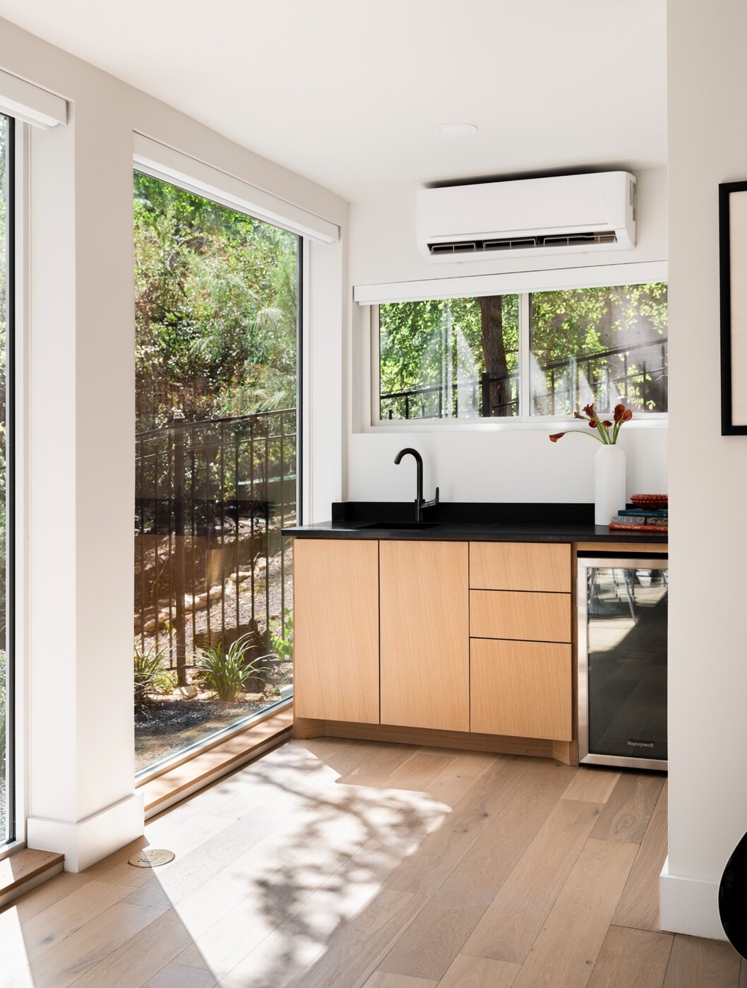 modern-interior-with-built-in-storage-and-warm-finishes-in-austin-texas-by-redoven-builds