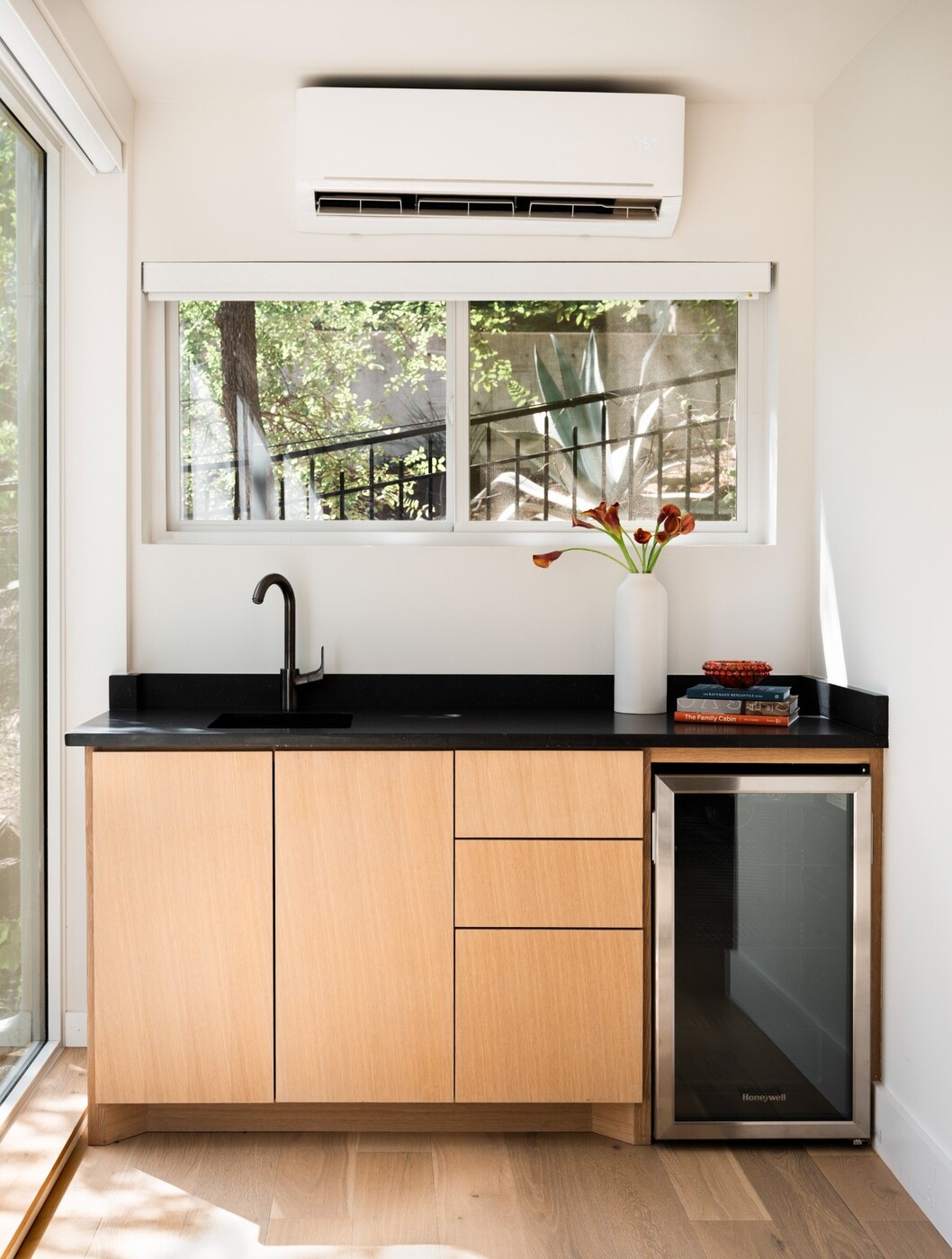 modern-living-room-with-custom-millwork-wall-and-mid-century-furniture-in-austin-texas-by-redoven-builds