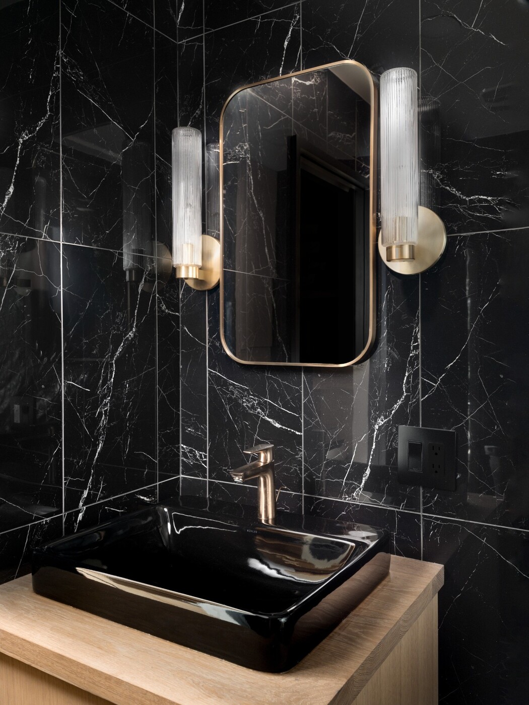 open-concept-living-and-kitchen-space-with-modern-finishes-in-austin-texas-by-redoven-builds