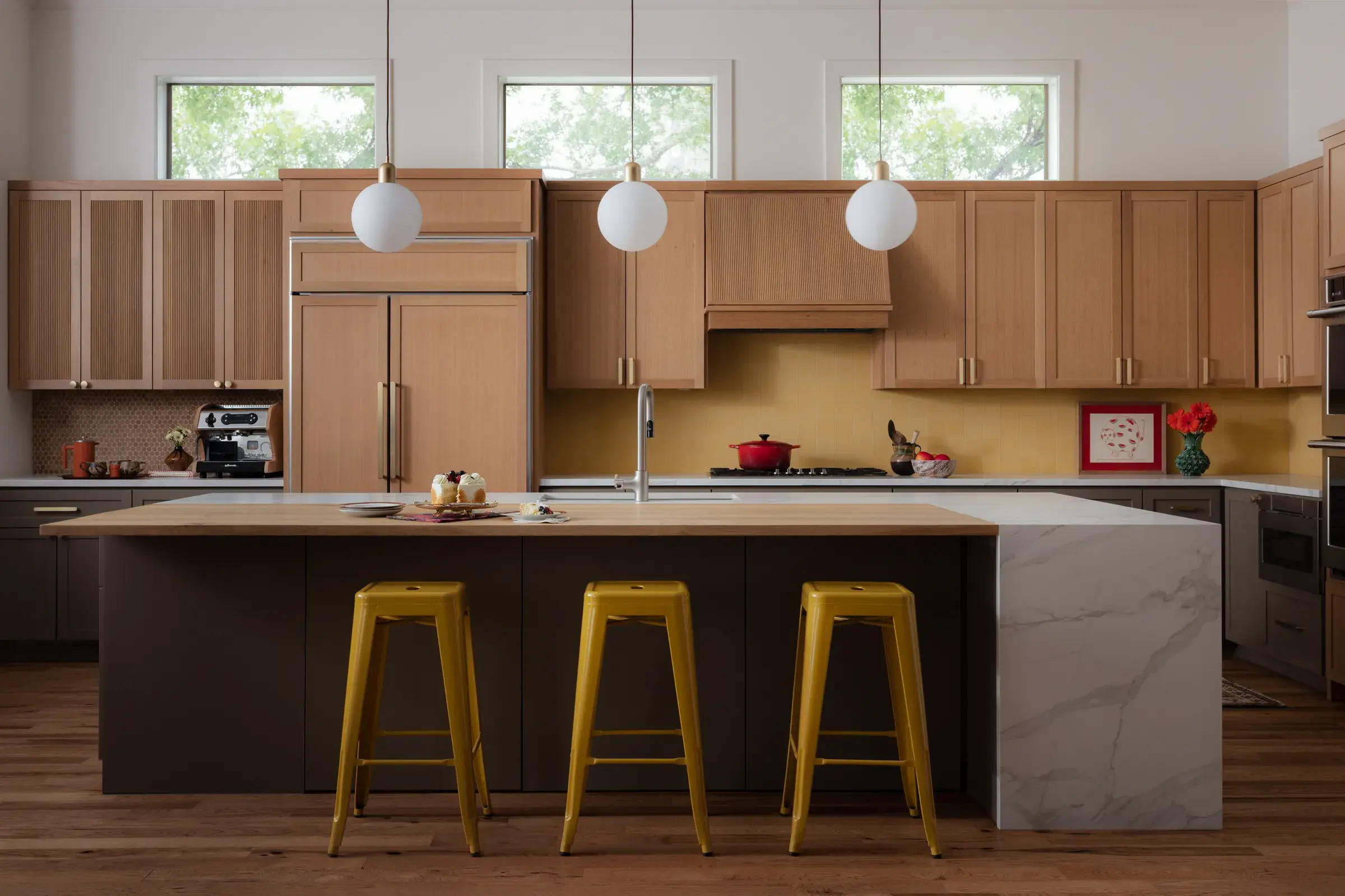 scenic-overlook-kitchen-wide-view-island-pendants