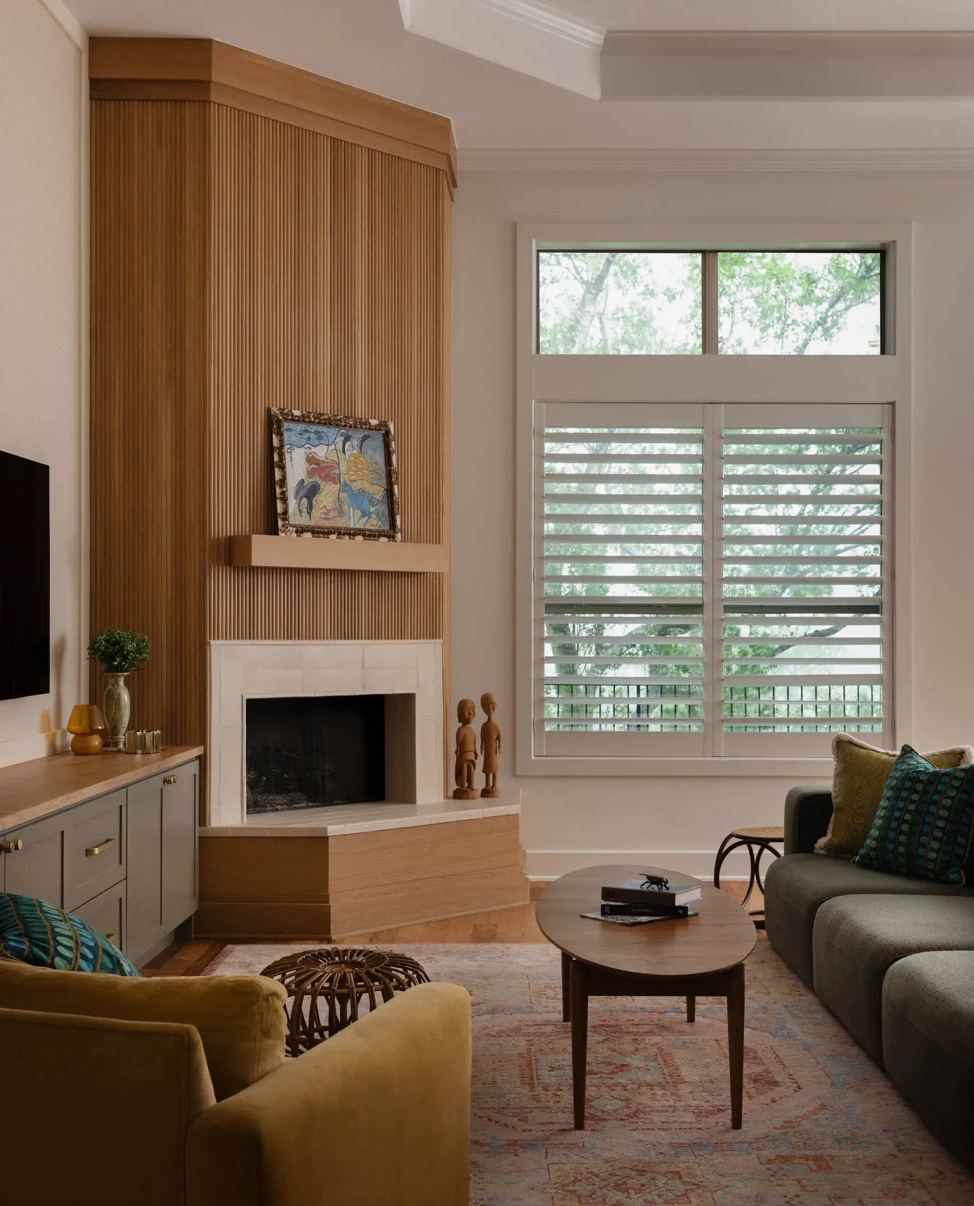 scenic-overlook-living-room-fireplace-white-oak-surround