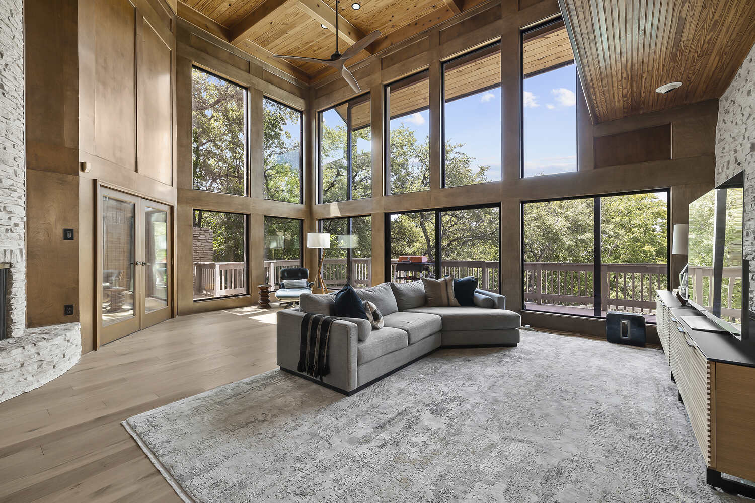 Austin TX living room renovation by RedOven Builds with vaulted ceilings and panoramic outdoor views