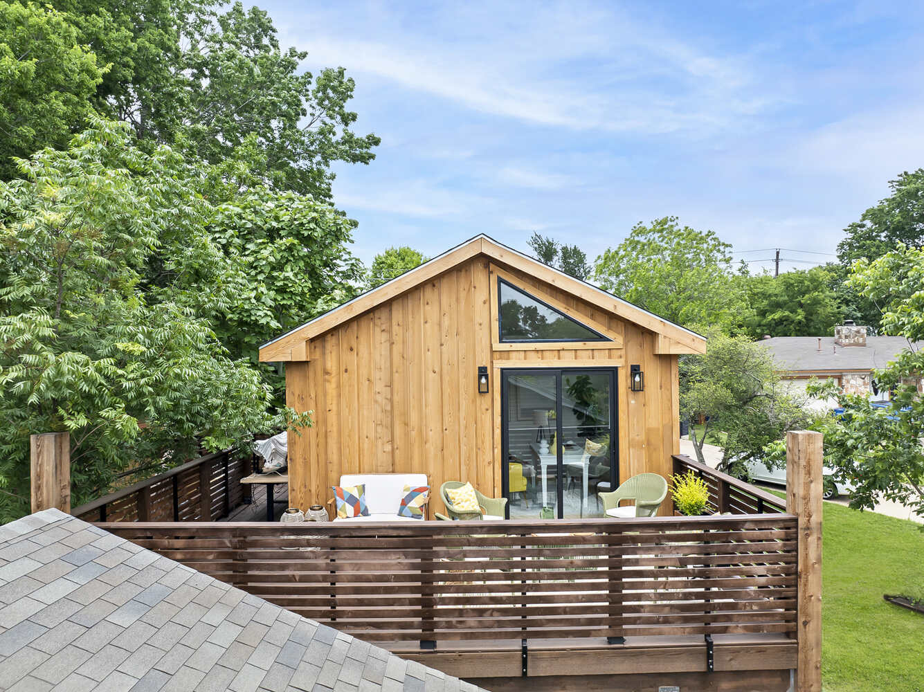 Modern ADU deck design with privacy railing by RedOven Builds in Austin, TX