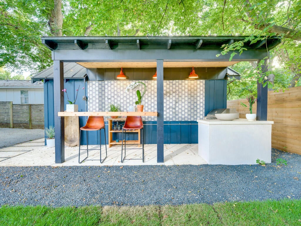 RedOven Builds outdoor kitchen with bar seating and covered patio in Austin, TX