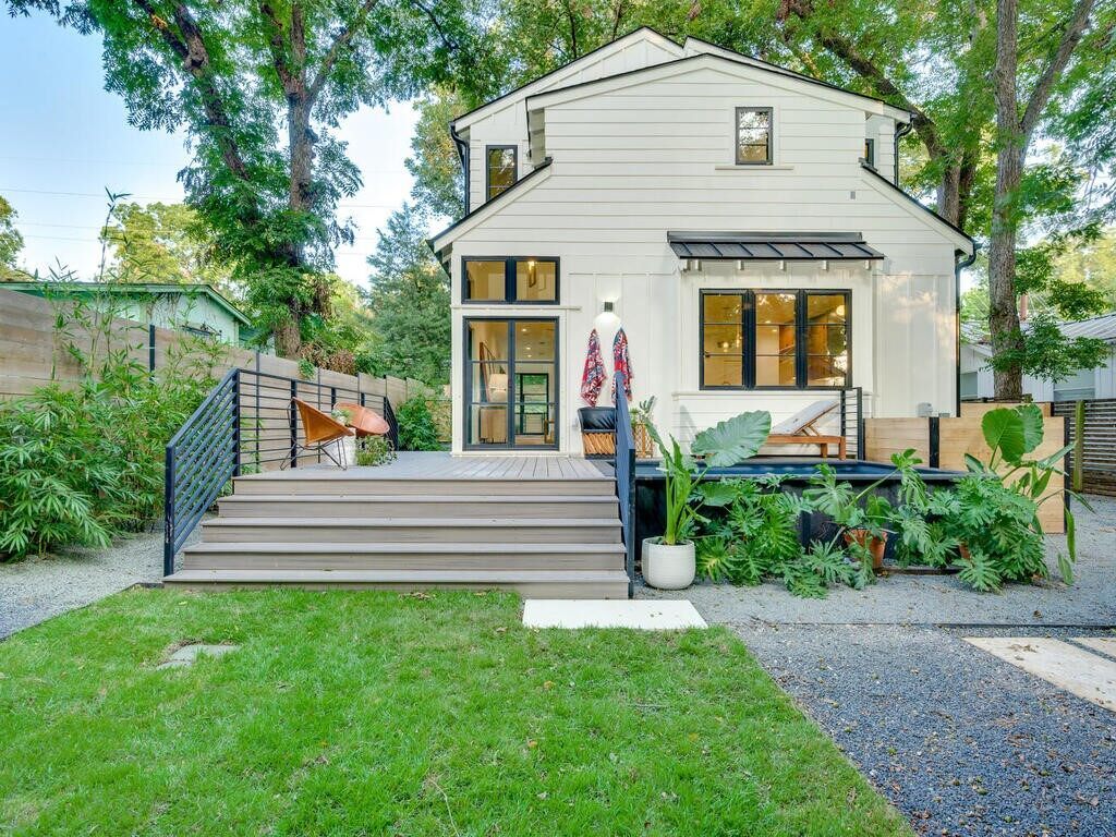 modern backyard with elevated deck and greenery in Austin TX custom home by RedOven Builds